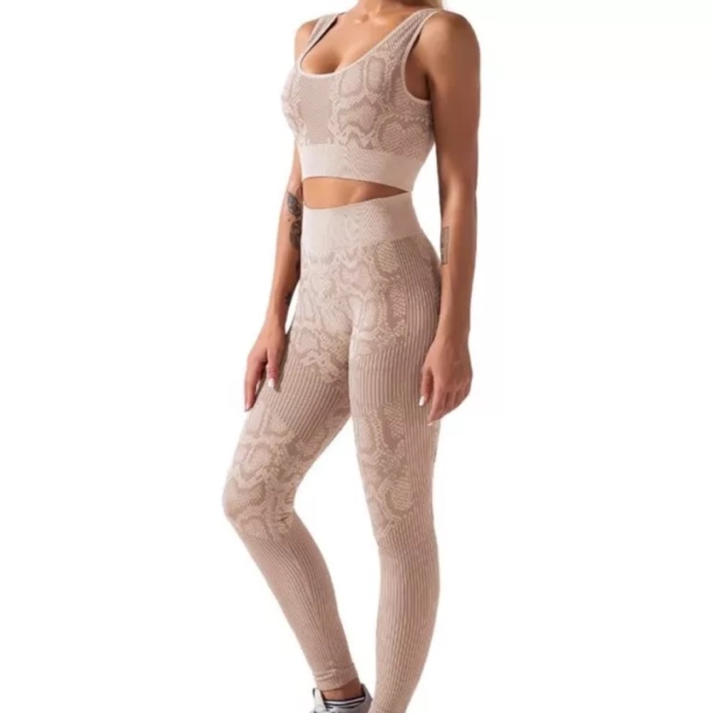 NEW Yoga Set- Matching Bra and Leggings - Picture 4 of 12